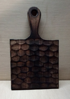 Доска для подачи 326/200х200х20 мм с ручкой бук с обжигом, с текстурой "Чешуя"